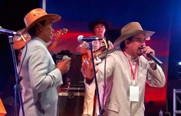 Imagen de turistas en canoa haciendo turismo llanero