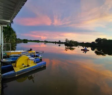 Imagen de turistas sentados en un corral, haciendo turismo llanero