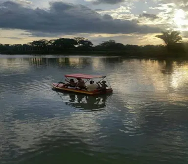 Imagen de turista aprendiendo el arte del ordeño de vaca, haciendo turismo llanero